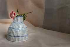 玫瑰花铜颜色手工制作的陶瓷花瓶脸红变形表格布