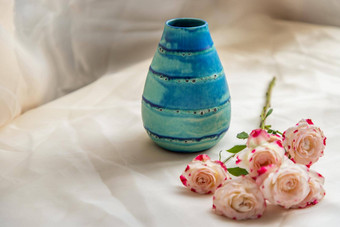 蓝色的手工制作的陶瓷花瓶花束花脸红变形表格布花脸红变形表格布