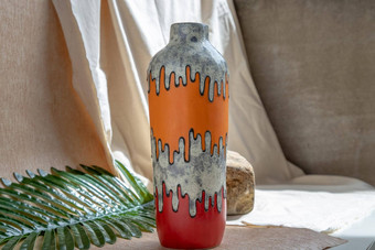 橙色红色的手工制作的<strong>陶瓷花瓶</strong>白色变形表格布