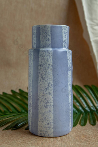 蓝色的手工制作的<strong>陶瓷花瓶</strong>白色变形表格布