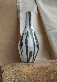 黑色的白色手工制作的陶瓷花瓶白色变形表格布