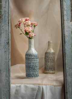 花束粉红色的花蓝色的手工制作的陶瓷花瓶木框架脸红变形表格布