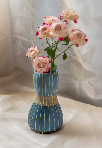 花束花蓝色的手工制作的<strong>陶瓷花瓶</strong>脸红变形表格布