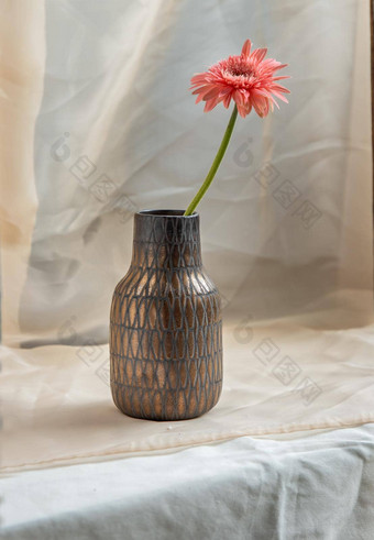粉红色的花铜颜色手工制作的<strong>陶瓷花瓶</strong>脸红变形表格布