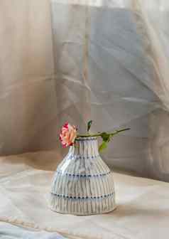 玫瑰花铜颜色手工制作的陶瓷花瓶脸红变形表格布