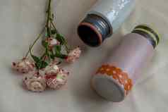 手工制作的陶瓷花瓶花束花脸红变形表格布