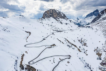 空中视图扭路山意大利蜿蜒的白雪覆盖的山著名的的地方滑雪者球迷理解体育汽车山峰
