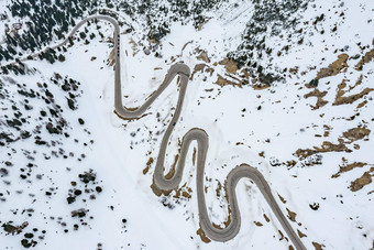 空中视图扭路山意大利蜿蜒的白雪覆盖的山著名的的地方滑雪者球迷理解体育汽车山峰