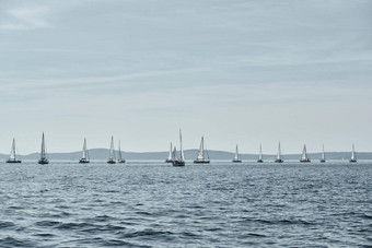 美丽的海景观<strong>帆船</strong>比赛<strong>帆船</strong>地平线赛船会强烈的竞争明亮的颜色岛风车背景