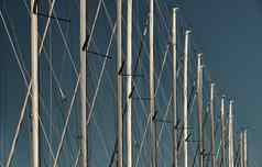 数量桅杆帆船蓝色的天空背景帆赛船会反射桅杆水绳子铝明亮的颜色