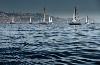 美丽的海景观<strong>帆船</strong>比赛<strong>帆船</strong>地平线赛船会强烈的竞争明亮的颜色岛风车背景