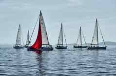 克罗地亚亚得里亚海海9月比赛帆船赛船会反射帆水强烈的竞争明亮的颜色岛风车背景