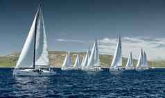 克罗地亚亚得里亚海海9月帆船竞争帆赛船会帆船比赛反射帆水数量船船尾船岛背景清晰的天气