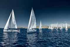 帆船竞争帆赛船会日落比赛帆船反射帆水五彩缤纷的大三角帆数量船船尾船明亮的颜色