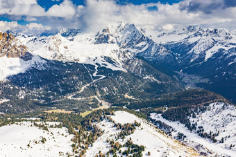 空中视图扭路山<strong>意大利</strong>蜿蜒的白雪覆盖的山著名的的地方滑雪者球迷理解体育汽车山峰