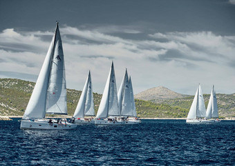 克罗地亚亚得里亚海海9月<strong>帆船</strong>竞争帆赛船会<strong>帆船</strong>比赛反射帆水数量船船尾船岛背景清晰的天气