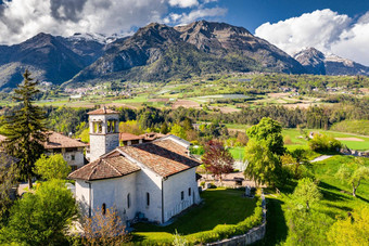 空中视图谷教堂在乎特伦蒂诺绿色山坡上山意大利巨大的云谷屋顶上衣房子白云石山脉背景