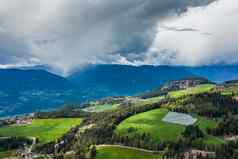 空中视图农场太阳能电池绿色山坡上山意大利特伦蒂诺巨大的云谷屋顶房子定居点绿色梅多斯清晰的能源能源太阳