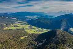 空中视图巨大的谷山意大利特伦蒂诺绿色梅多斯山坡上绿色云杉树白云石山脉背景小镇底谷