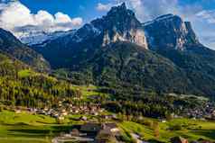 空中视图不可能绿色梅多斯意大利阿尔卑斯山脉绿色山坡上山博尔扎诺巨大的云谷屋顶上衣房子白云石山脉背景无垠云