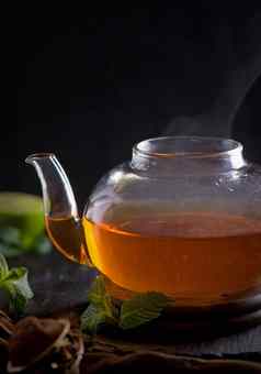 茶概念茶壶茶包围木背景茶仪式绿色茶透明的杯