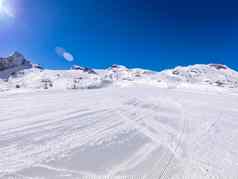 冰川滑雪区域阳光明媚的一天冬天