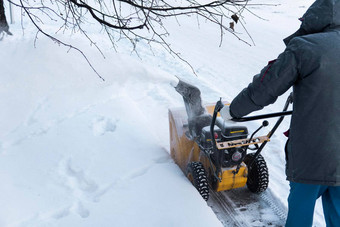 男人。清洁车道雪机器雪风暴雪删除设备工作街清洁街道雪下雪