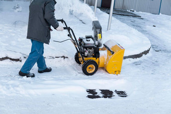 男人。清洁车道<strong>雪</strong>机器<strong>雪</strong>风<strong>暴雪</strong>删除设备工作街清洁街道<strong>雪下雪</strong>