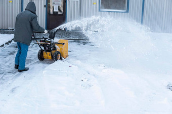 男人。清洁车道雪机器雪风暴雪删除设备工作街清洁街道雪下雪