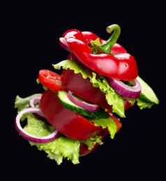 有创意的布局使贝尔胡椒黄瓜沙拉叶子食物概念