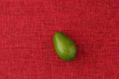 鳄梨成熟的绿色椭圆形水果红色的背景