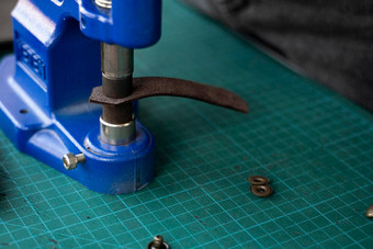 工匠手新闻设置快照皮革使钱包手压力提前紧迫的机工匠皮革车间