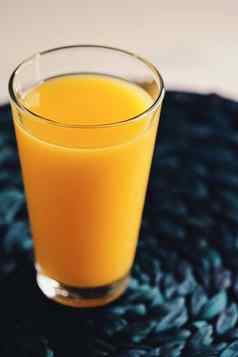 玻璃橙色汁健康的喝