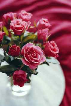 浪漫的花束玫瑰假期礼物花美