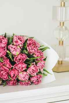 花束新鲜的减少粉红色的郁金香优雅的室内首页装饰