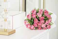 花束新鲜的减少粉红色的郁金香优雅的室内首页装饰