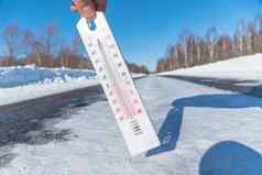 温度计显示负温度冷天气背景冰冷的路高速公路可怜的天气条件低温度冰冰冷的白雪覆盖的路高速公路