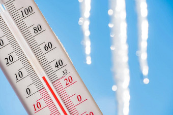 春天温度计背景融化冰柱显示负温度气象条件气候改变全球气候变暖冷季节