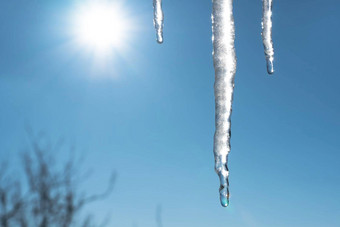 冰柱融化滴春天蓝色的天空<strong>太阳太阳</strong>射线全球气候变暖融化雪冰<strong>水滴</strong>天空