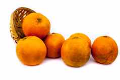 水果篮子完整的生有机新鲜的橙子孤立的白色