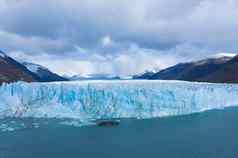 蓝色的冰川视图旅游阳台巴塔哥尼亚阿根廷南美国