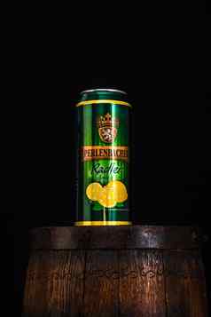 佩伦巴赫拉德勒啤酒啤酒桶黑暗背景说明编辑照片拍摄布加勒斯特罗马尼亚