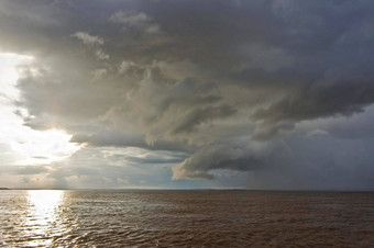 亚马逊河视图<strong>狂风暴雨</strong>的云巴西南美国