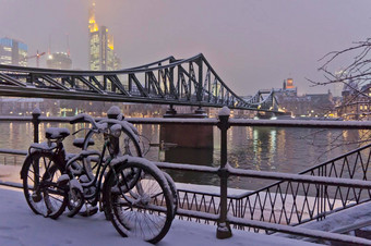 法兰克福雪<strong>晚上城市</strong>视图河大黄 酸雪自行车德国<strong>欧洲</strong>