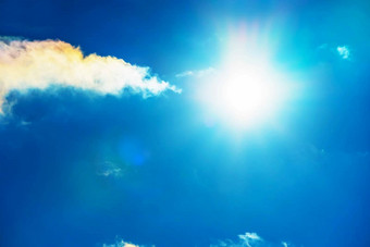 太阳蓝色的天空云阳光明媚的一天蓝色的天空明亮的中午太阳照亮空间蓝色的天空云太阳反射太阳照明亮的白天<strong>夏天</strong>