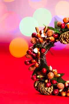 色彩斑斓的装饰圣诞节花环孤立的背景模糊灯