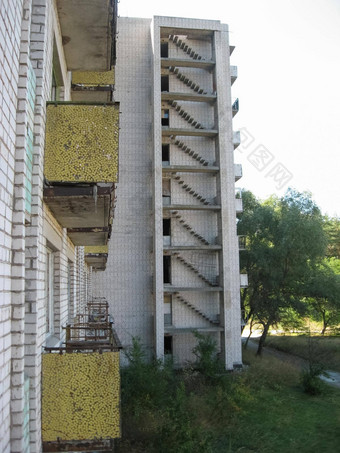 被遗弃的住宅建筑村轨道乳糜核权力植物被遗弃的摧毁了