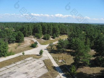 被遗弃的住宅建筑村轨道乳糜核权力植物被遗弃的摧毁了