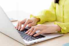 特写镜头手年轻的亚洲女商人工作移动PC电脑桌子上首页办公室自由打字笔记本表格女人研究在线业务教育概念