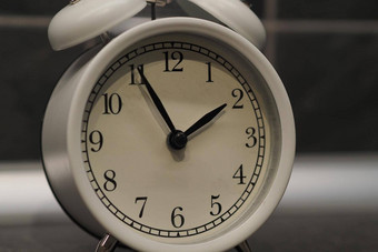 轮clock-alarm白色灰色的背景孤立的特写镜头